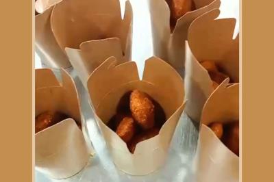 Plat de feuilles de légumes mijotées dans une sauce épicée, présenté dans une assiette blanche.