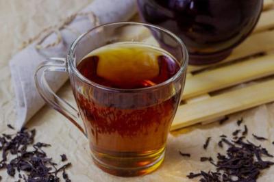 Miniature Traiteur Colmar (Haut-Rhin) - Afghane Kitchen #10 Plat de feuilles de légumes mijotées dans une sauce épicée, présenté dans une assiette blanche.
