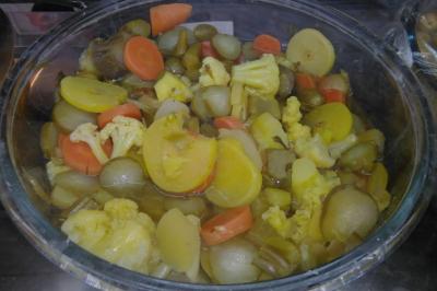 Miniature Traiteur Colmar (Haut-Rhin) - Afghane Kitchen #12 Plat de feuilles de légumes mijotées dans une sauce épicée, présenté dans une assiette blanche.