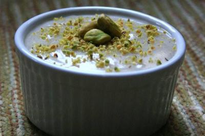 Miniature Traiteur Colmar (Haut-Rhin) - Afghane Kitchen #16 Plat de feuilles de légumes mijotées dans une sauce épicée, présenté dans une assiette blanche.