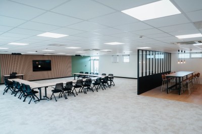 Miniature Location salle Lille (Nord) - B'twin Village #7 Salle de réunion moderne avec tables disposées en U, chaises noires et écrans interactifs sur les murs.