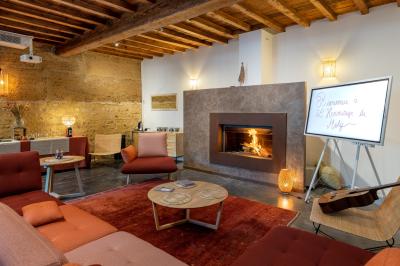 Personnes rassemblées dans une cour pavée avec un barbecue et une table de buffet en premier plan.