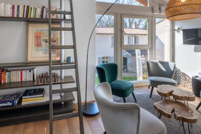 Personnes rassemblées dans une cour pavée avec un barbecue et une table de buffet en premier plan.