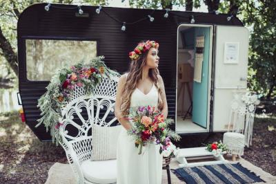 Un couple danse joyeusement dans une ambiance tamisée avec des lumières rouges en arrière-plan.