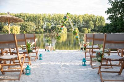 Un couple danse joyeusement dans une ambiance tamisée avec des lumières rouges en arrière-plan.