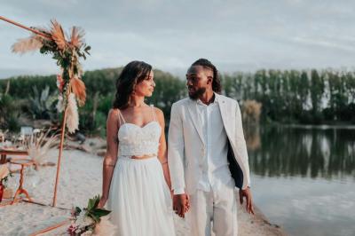 Un couple danse joyeusement dans une ambiance tamisée avec des lumières rouges en arrière-plan.