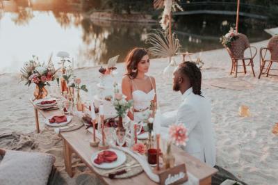 Un couple danse joyeusement dans une ambiance tamisée avec des lumières rouges en arrière-plan.
