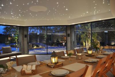 Un couple danse joyeusement dans une ambiance tamisée avec des lumières rouges en arrière-plan.