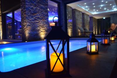 Un couple danse joyeusement dans une ambiance tamisée avec des lumières rouges en arrière-plan.