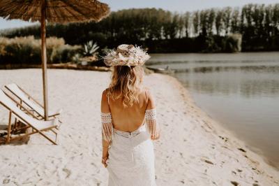 Un couple danse joyeusement dans une ambiance tamisée avec des lumières rouges en arrière-plan.