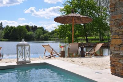 Un couple danse joyeusement dans une ambiance tamisée avec des lumières rouges en arrière-plan.