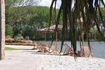 Un couple danse joyeusement dans une ambiance tamisée avec des lumières rouges en arrière-plan.