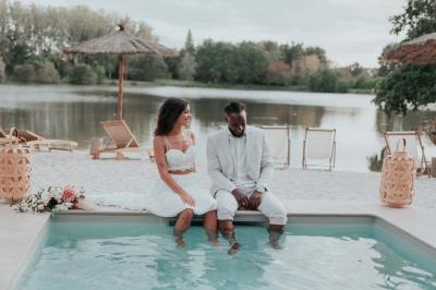 Un couple danse joyeusement dans une ambiance tamisée avec des lumières rouges en arrière-plan.