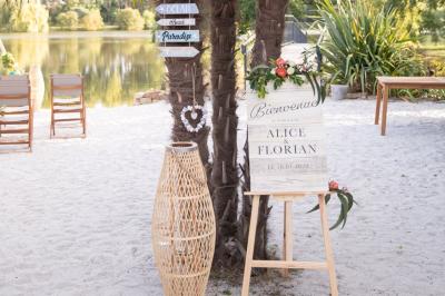 Un couple danse joyeusement dans une ambiance tamisée avec des lumières rouges en arrière-plan.