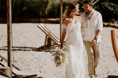 Un couple danse joyeusement dans une ambiance tamisée avec des lumières rouges en arrière-plan.
