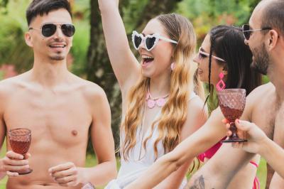 Un couple danse joyeusement dans une ambiance tamisée avec des lumières rouges en arrière-plan.
