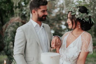 Un couple danse joyeusement dans une ambiance tamisée avec des lumières rouges en arrière-plan.