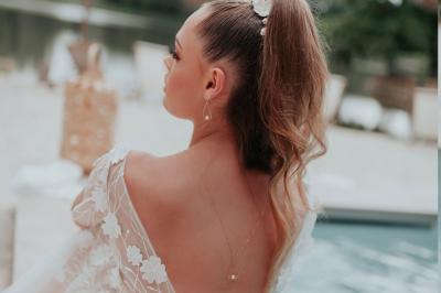 Un couple danse joyeusement dans une ambiance tamisée avec des lumières rouges en arrière-plan.