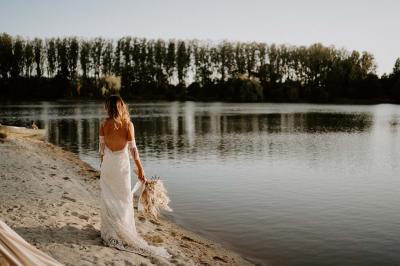Un couple danse joyeusement dans une ambiance tamisée avec des lumières rouges en arrière-plan.