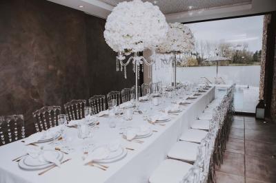 Un couple danse joyeusement dans une ambiance tamisée avec des lumières rouges en arrière-plan.