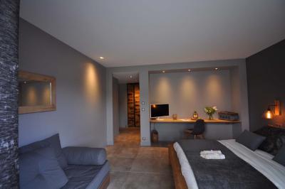 Un couple danse joyeusement dans une ambiance tamisée avec des lumières rouges en arrière-plan.