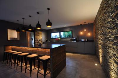 Un couple danse joyeusement dans une ambiance tamisée avec des lumières rouges en arrière-plan.