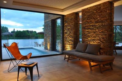 Un couple danse joyeusement dans une ambiance tamisée avec des lumières rouges en arrière-plan.