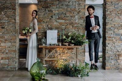 Un couple danse joyeusement dans une ambiance tamisée avec des lumières rouges en arrière-plan.