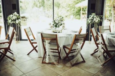 Un couple danse joyeusement dans une ambiance tamisée avec des lumières rouges en arrière-plan.