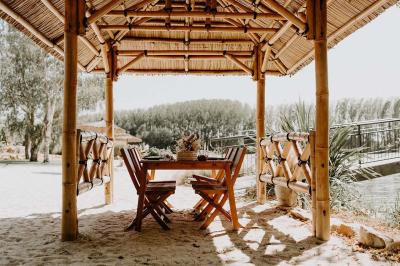 Un couple danse joyeusement dans une ambiance tamisée avec des lumières rouges en arrière-plan.