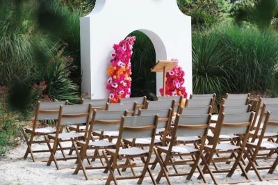 Un couple danse joyeusement dans une ambiance tamisée avec des lumières rouges en arrière-plan.