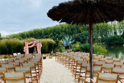 Un couple danse joyeusement dans une ambiance tamisée avec des lumières rouges en arrière-plan.
