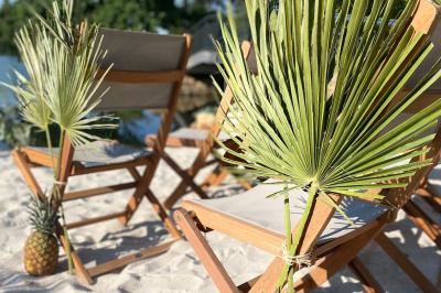 Un couple danse joyeusement dans une ambiance tamisée avec des lumières rouges en arrière-plan.