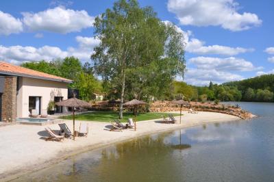 Un couple danse joyeusement dans une ambiance tamisée avec des lumières rouges en arrière-plan.