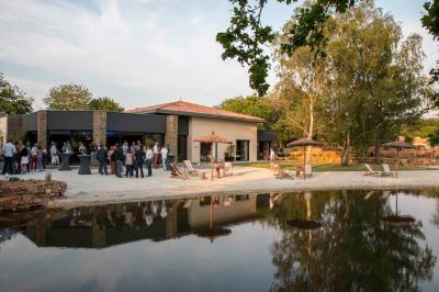 Un couple danse joyeusement dans une ambiance tamisée avec des lumières rouges en arrière-plan.