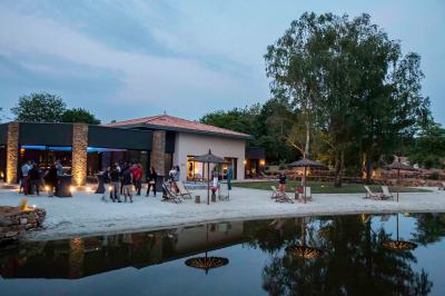 Un couple danse joyeusement dans une ambiance tamisée avec des lumières rouges en arrière-plan.