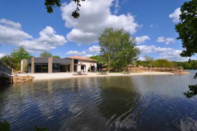 Un couple danse joyeusement dans une ambiance tamisée avec des lumières rouges en arrière-plan.