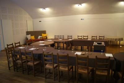 Part de gâteau au caramel décorée d'une fleur jaune, accompagnée de chantilly, servie sur une ardoise noire.