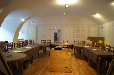 Part de gâteau au caramel décorée d'une fleur jaune, accompagnée de chantilly, servie sur une ardoise noire.