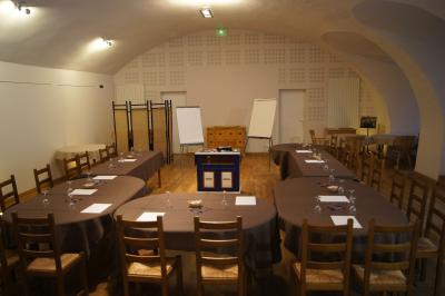 Part de gâteau au caramel décorée d'une fleur jaune, accompagnée de chantilly, servie sur une ardoise noire.