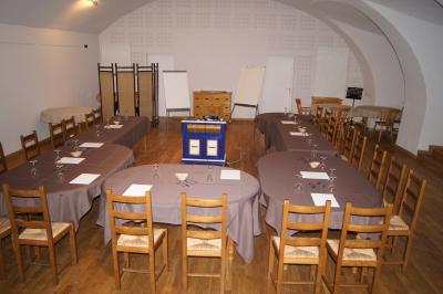 Part de gâteau au caramel décorée d'une fleur jaune, accompagnée de chantilly, servie sur une ardoise noire.