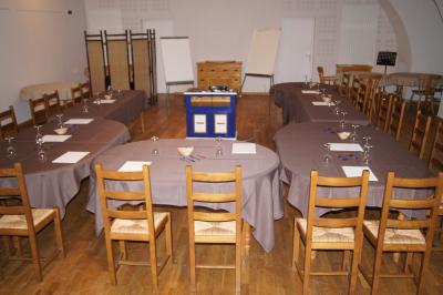 Part de gâteau au caramel décorée d'une fleur jaune, accompagnée de chantilly, servie sur une ardoise noire.