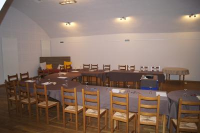 Part de gâteau au caramel décorée d'une fleur jaune, accompagnée de chantilly, servie sur une ardoise noire.