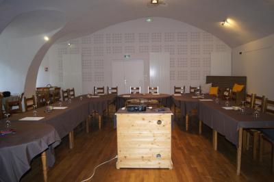 Part de gâteau au caramel décorée d'une fleur jaune, accompagnée de chantilly, servie sur une ardoise noire.