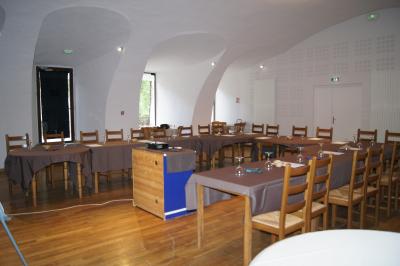 Part de gâteau au caramel décorée d'une fleur jaune, accompagnée de chantilly, servie sur une ardoise noire.