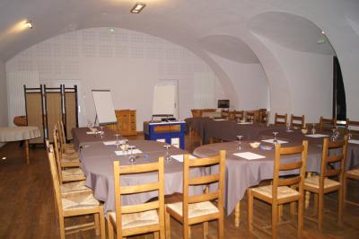 Part de gâteau au caramel décorée d'une fleur jaune, accompagnée de chantilly, servie sur une ardoise noire.