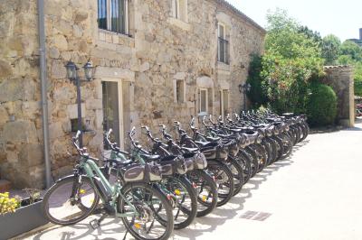 Part de gâteau au caramel décorée d'une fleur jaune, accompagnée de chantilly, servie sur une ardoise noire.