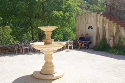 Part de gâteau au caramel décorée d'une fleur jaune, accompagnée de chantilly, servie sur une ardoise noire.