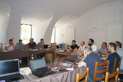 Part de gâteau au caramel décorée d'une fleur jaune, accompagnée de chantilly, servie sur une ardoise noire.