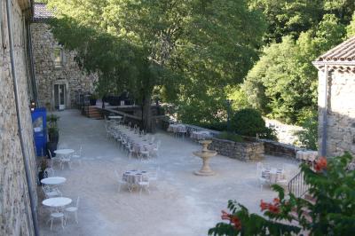 Part de gâteau au caramel décorée d'une fleur jaune, accompagnée de chantilly, servie sur une ardoise noire.